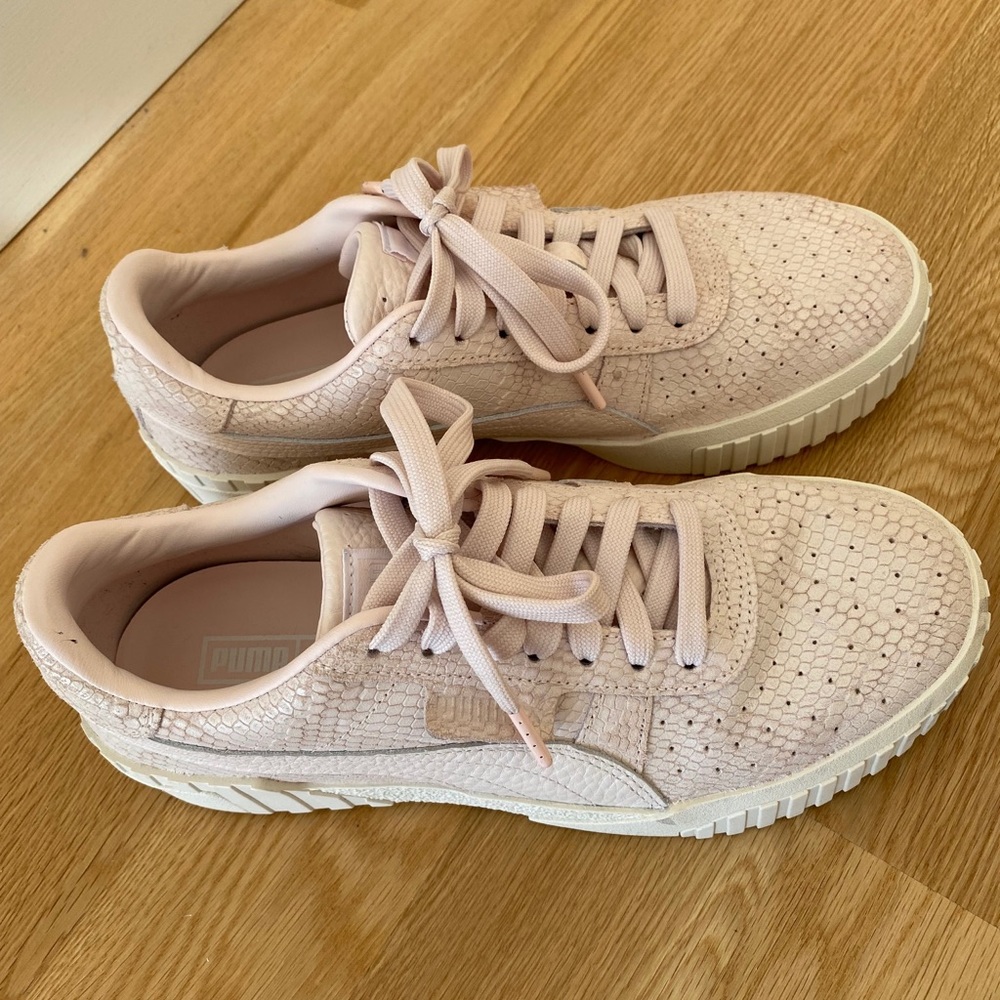 Puma women’s sneakers size 10 LIKE NEW